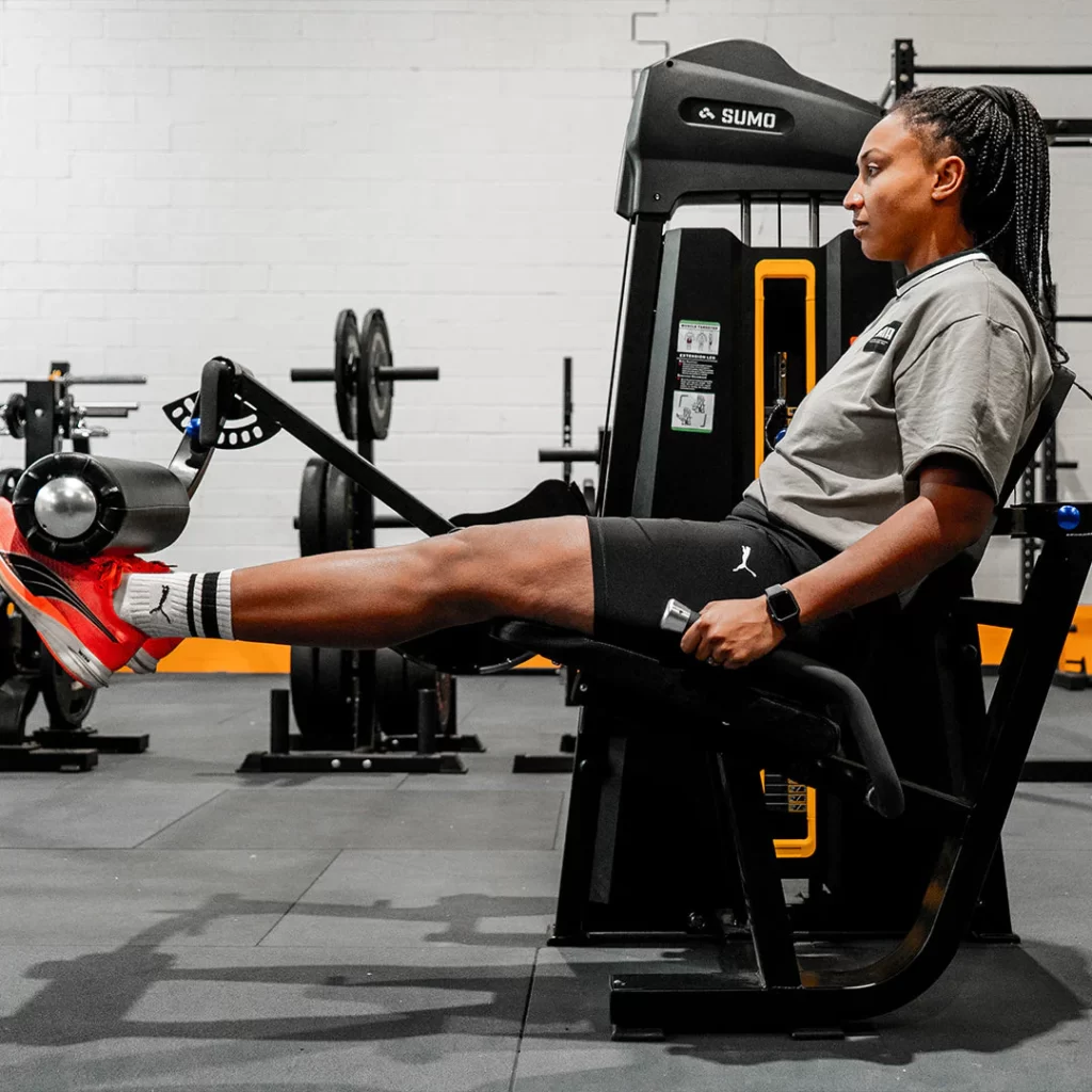 Pourquoi vous devez inclure le leg extension machine dans vos exercices quadriceps ?