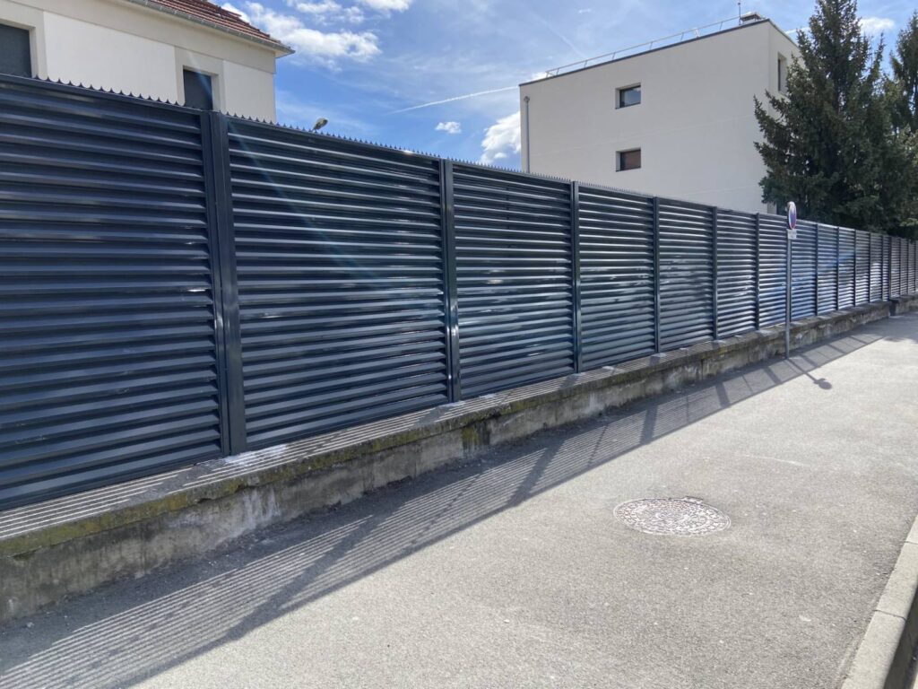 Photo d'une clôture avec soubassement avec un grillage rigide en PVC